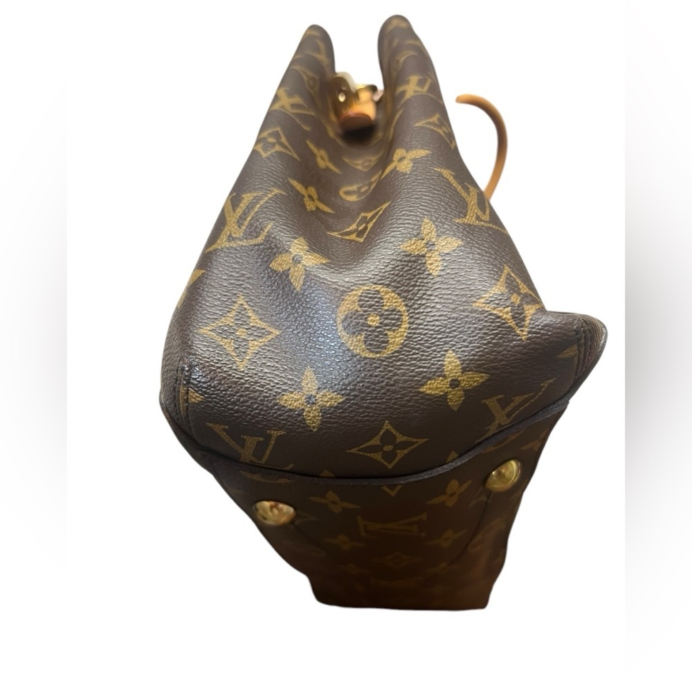 Louis Vuitton 
MONTAIGNE LEATHER HANDBAG in Excellent Condition - Picture 12 of 15
